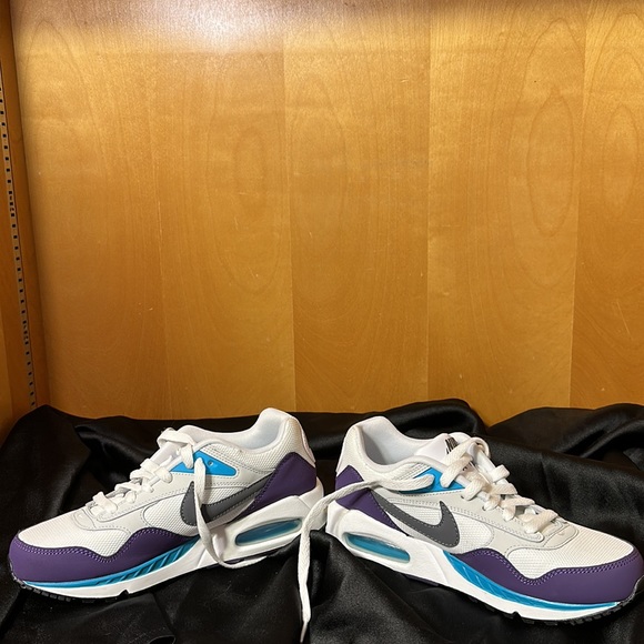 Like New Nike Athletic Shoes - Picture 3 of 15